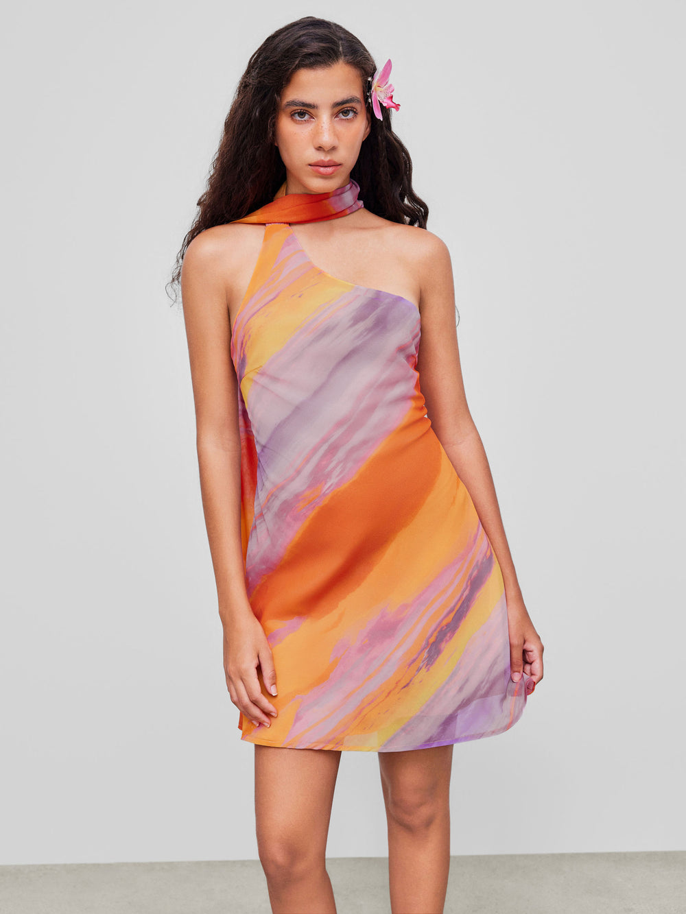 Sunset Muse: Asimetrik Yaka & Eşarp Detaylı Desenli Mini Elbise