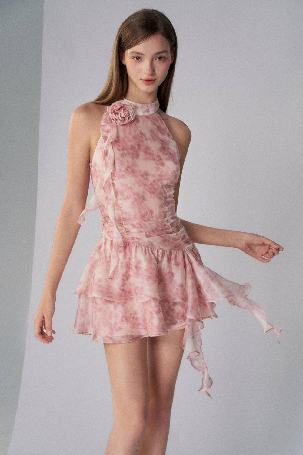 Rosette Blush: Gül Detaylı & Fırfırlı Pembe Desenli Mini Elbise